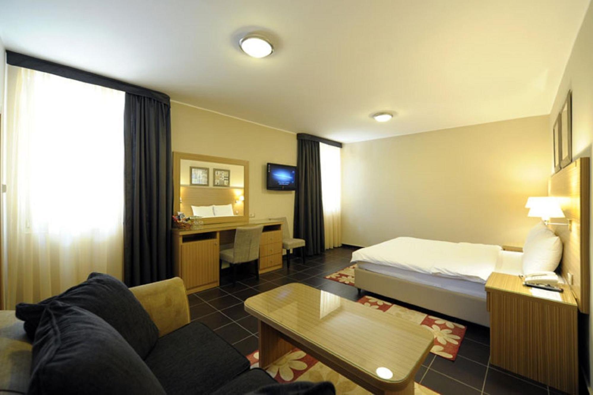 Hotel 1000 Ruza Belgrade Room photo